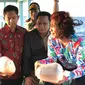 Menteri KKP Susi Pudjiastuti melepas benih lobster di Banyuwangi bersama petugas. Dok: Humas Kementerian KKP