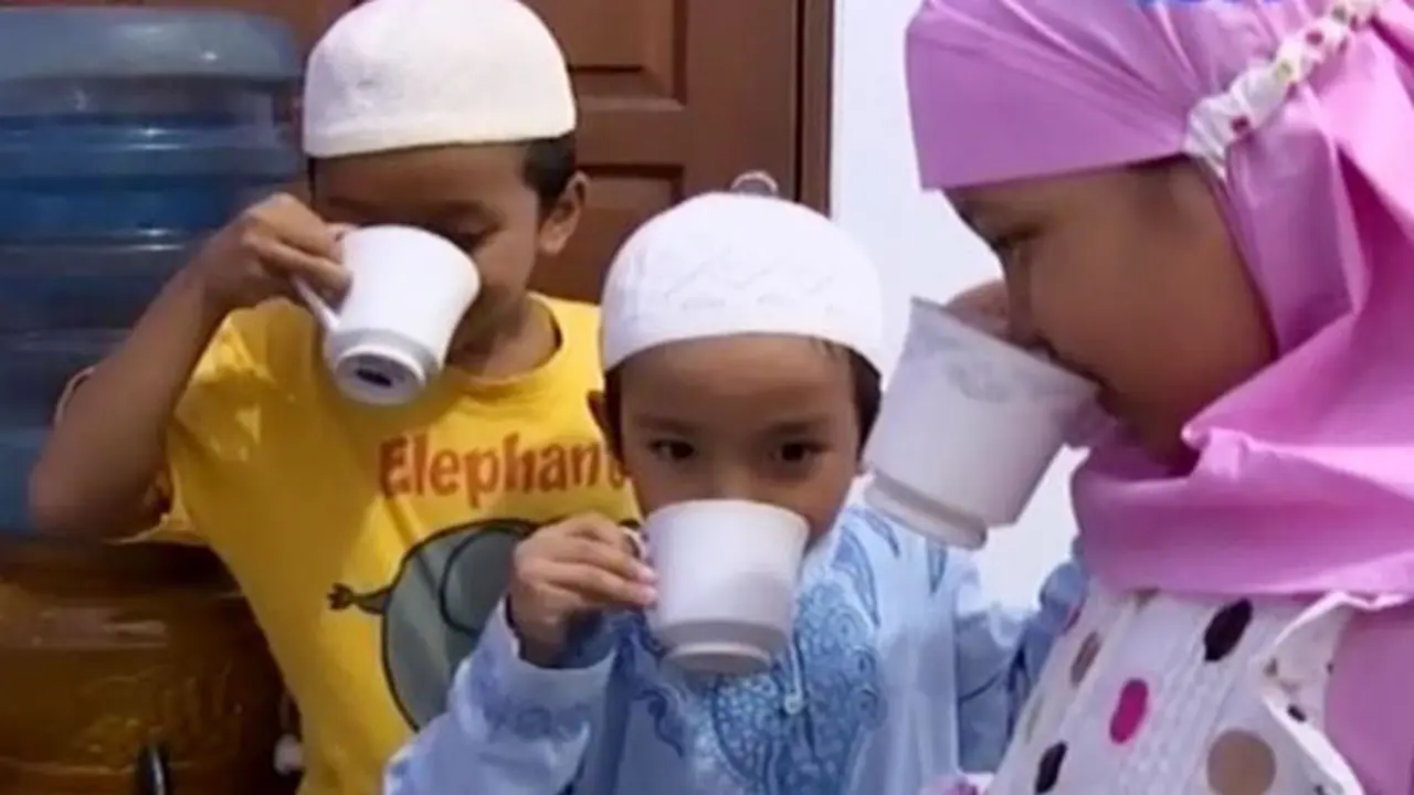 Karamah: Keutamaan Minum Sambil Duduk