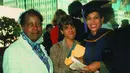 File foto Mei 1989 yang dirilis ke AFP pada 16 November 2020, menunjukkan Kamala Harris (kanan) setelah lulus dari University of California, Hastings dengan ibunya Shyamala (tengah) dan guru kelas satu, Frances Wilson di San Francisco , California. (Handout/Courtesy of Kamala Harris/AFP)