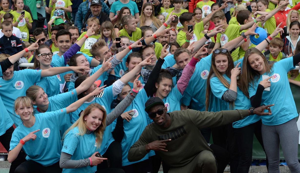 Puluhan fans berfoto bersama Usain Bolt dengan gaya khas miliknya di Prague, Republik Ceska.    (18/5/2016). (AFP/Michal Cizek)