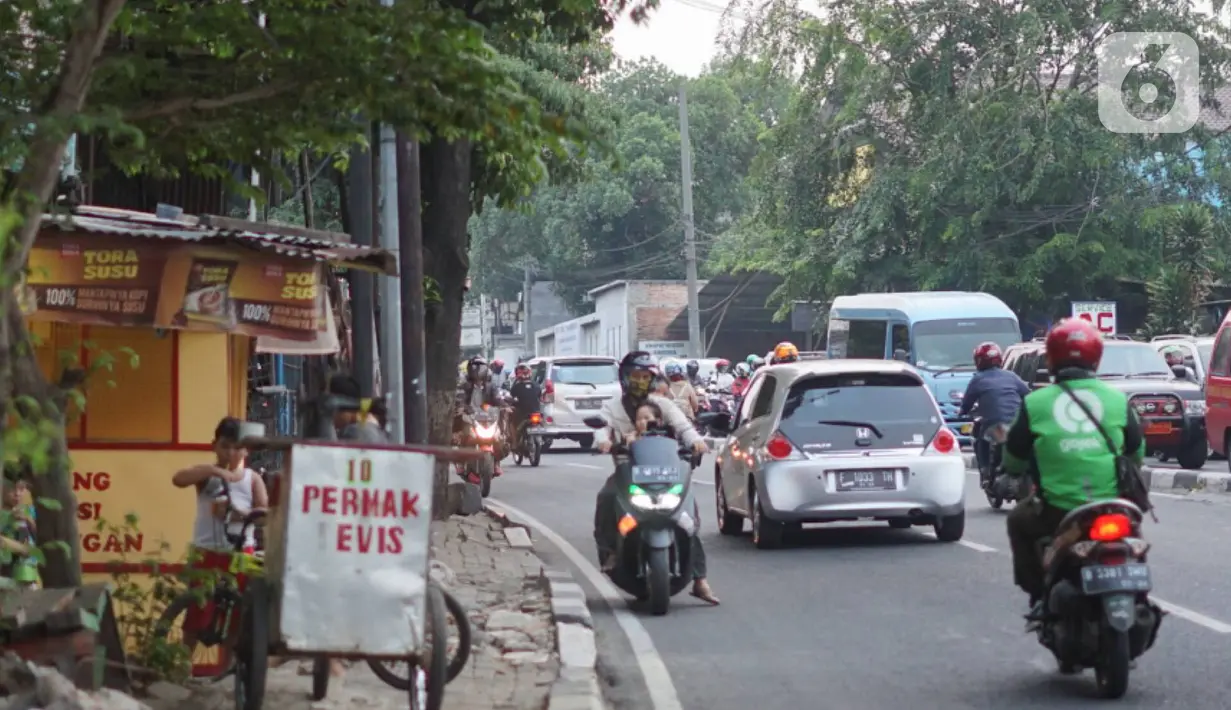 Pengendara motor melaju melawan arus lalu lintas arus di Jalan TB Simatupang, Pasar Rebo, Jakarta, Rabu (16/10/2019). Selain melanggar hukum, perilaku buruk pemotor untuk menghindari macet tersebut juga mengganggu kenyamanan pengguna jalan lain. (Liputan6.com/Immanuel Antonius)