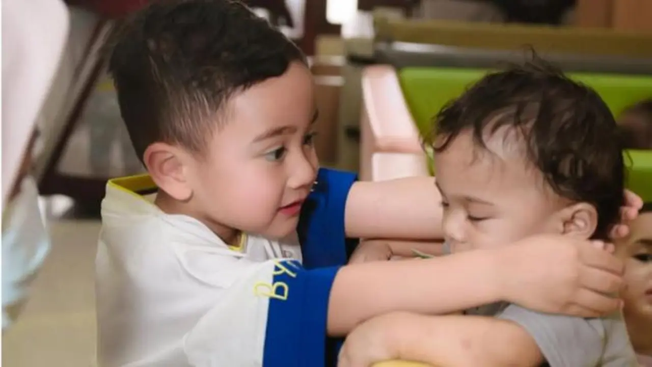 Potret Rayyanza Main dengan Anak di Panti Asuhan Bali (credit: https://www.instagram.com/raffinagita1717/).