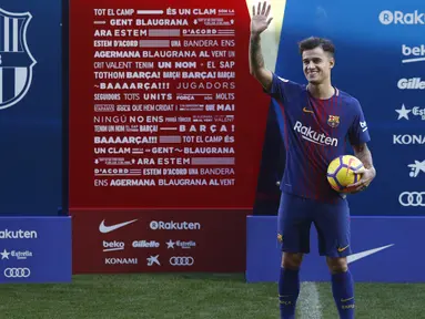 Pemain Brasil, Philippe Coutinho memberikan salam kepada fans saat tiba di Camp Nou stadium, Barcelona, Spain, (8/01/2018). Coutinho bergabung dengan Barcelona dari Liverpool dengan nilai transfer sebesar 160 juta euro. (AP/Manu Fernandez)