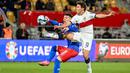 Gelandang Timnas Portugal, Joao Neves (kanan) berebut bola dengan striker Liechtenstein, Philipp Ospelt pada laga lanjutan Grup J Kualifikasi Euro 2024 di Rheinpark Stadium, Vaduz, Jumat (17/11/2023) dini hari WIB. (AFP/Sebastien Bozon)