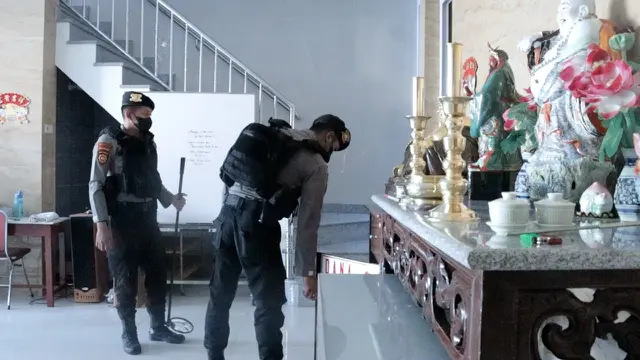 Polres Pemalang sterilisasi vihara jelang ibadah hari raya Waisak 2022. (Foto: Liputan6.com/Polres Pemalang)