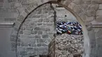 Warga Palestina melaksanakan salat Idul Adha di halaman Masjid Omari yang bersejarah di Kota Gaza. pada 16 Juni 2024. (Omar AL-QATTAA/AFP)