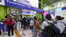 <p>Calon penumpang kereta api tiba di Stasiun Gambir, Jakarta, Jumat (22/4/2022). Stasiun Gambir per Jumat (22/4/2022). Adapun Volume penumpang berangkat sebanyak 6.300 atau 41 persen dari total Tempat Duduk yang tersedia sebanyak 15.506. (Liputan6.com/Herman Zakharia)</p>