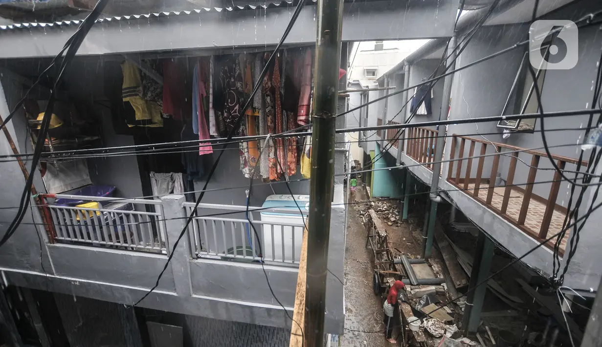Aktivitas warga yang kembali menempati rumah saat proyek 'rumah panggung' hampir rampung di Kebon Pala, Kelurahan Kampung Melayu, Jakarta, Rabu (2/6/2021). Rumah panggung ini sebagai solusi mengatasi banjir dengan anggaran dari Baznas DKI sebesar Rp78 juta per rumah. (merdeka.com/Iqbal S Nugroho)
