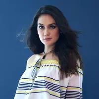 "Bagus banget, waktu diajak Valerie ya sudah kolaborasi saja. Aku sama sekali nggak keberatan, simbiosis mutualisme, saling membantu. Apa lagi aku suka dia anaknya sudah 3-4 step di depan untuk seumuran dia," ujar Luna. (Nurwahyunan/Bintang.com)