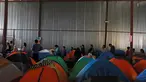 Imigran mengantre makanan di dalam tempat penampungan di Tijuana, Meksiko 6 April 2019. Rombongan migran Amerika Tengah mencapai kota perbatasan antara Meksiko dan AS tersebut  untuk mencari suaka akibat kekerasan, pembunuhan dan kemiskinan yang mengancam