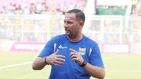 Pelatih Persib Bandung, Dejan Antonic saat mendampingi  timnya pada laga persahabatan turnamen Segi Tiga di Stadion Galuh, Ciamis, Minggu (10/4/2016). (Bola.com/NIcklas Hanoatubun)