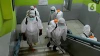 Petugas Palang Merah Indonesia (PMI) melakukan penyemprotan disinfektan di SMPN 216 Jakarta, Senin (16/3/2020). Mulai hari ini, aktivitas sekolah di sejumlah wilayah Indonesia diliburkan untuk mengantisipasi penyebaran virus corona COVID-19. (merdeka.com/Arie Basuki)