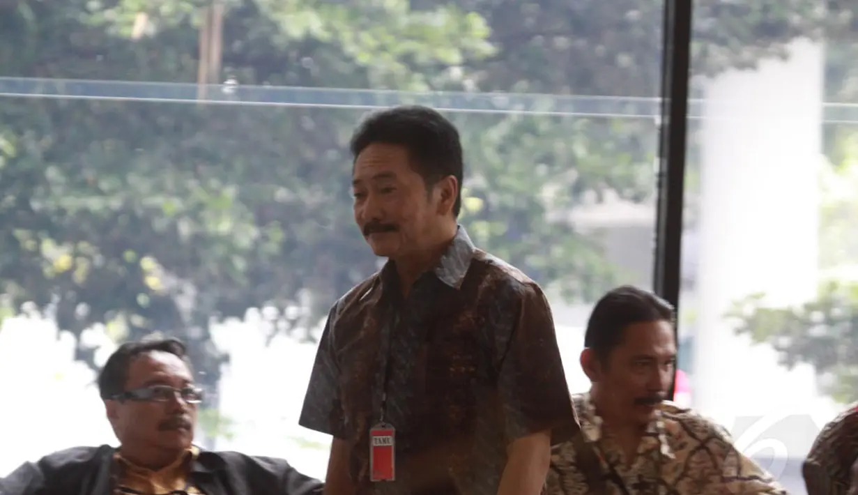 Rully yang datang sekitar pukul 09.10 WIB terlihat ditemani oleh sejumlah ajudannya di Gedung KPK, Jakarta, Jumat (13/6/14). (Liputan6.com/Johan Tallo)
