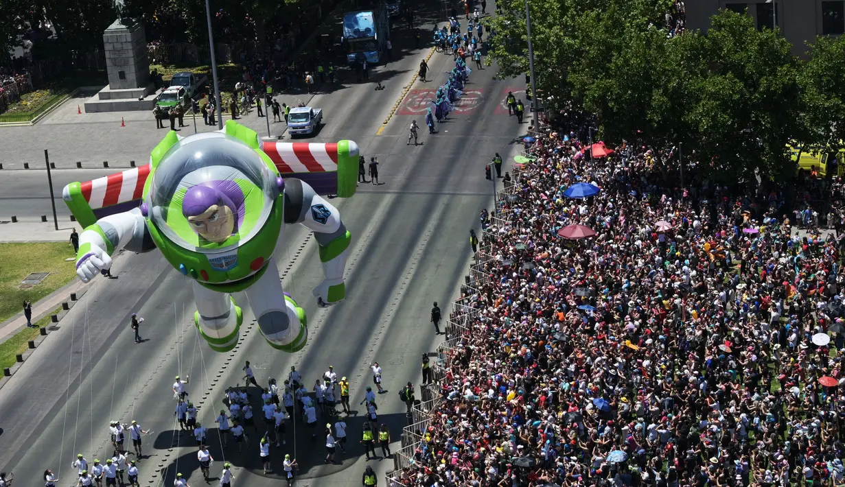Parade balon balon karakter kartun dan film animasi ini merupakan agenda tahunan dalam rangka menyambut perayaan Natal. (RODRIGO ARANGUA/AFP)
