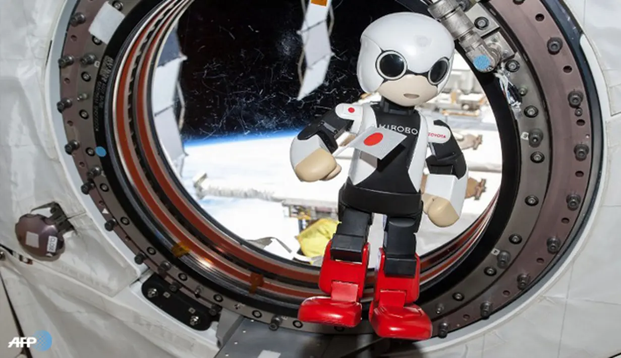 Foto Kirobo yang diambil pada tanggal 21 Agustus 2013, dan dirilis oleh Proyek Robot Kibo pada tanggal 5 September 2013 menunjukkan robot humanoid Kirobo berbicara di Stasiun Luar Angkasa Internasional (ISS). (AFP/Yoshikazu Tsuno/wwn)