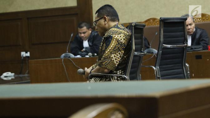 Terdakwa suap pengadaan dan pelaksanaan pembangunan kampus IPDN Sumbar Kab Agam 2011, Dudy Jocom saat sidang putusan di Pengadilan Tipikor Jakarta, Rabu (14/11). Dudy dinyatakan bersalah dan divonis empat tahun penjara. (Liputan6.com/Helmi Fithriansyah)