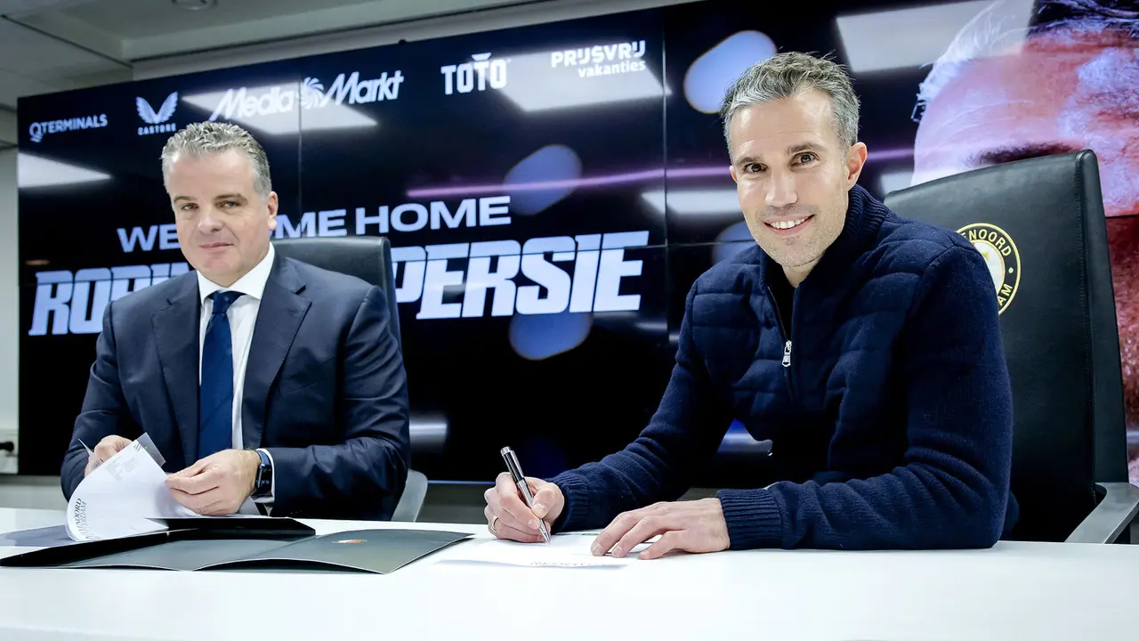 Foto: Robin van Persie Resmi Jadi Pelatih Baru Feyenoord, Dapat Ucapan Selamat dari Arsene Wenger