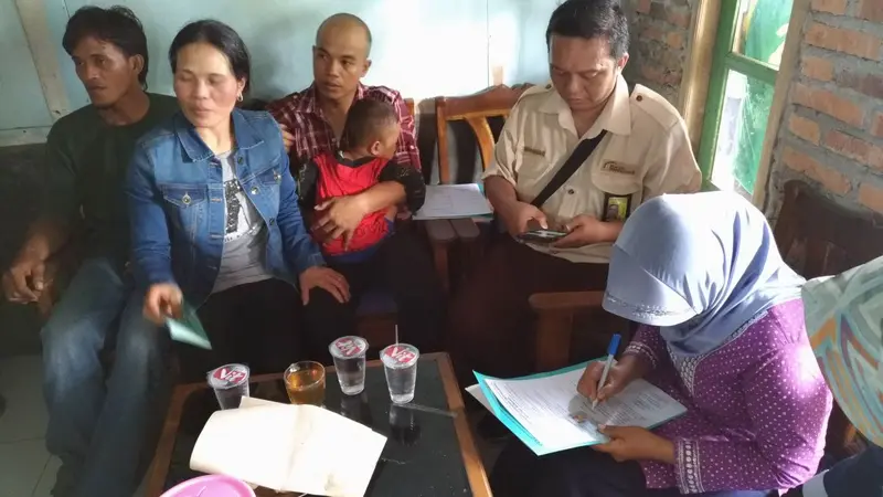 Parinah diapit oleh dua anaknya, Parsin dan Nurhamdan. (Foto: Liputan6.com/P4TKI CLP/Muhamad Ridlo)