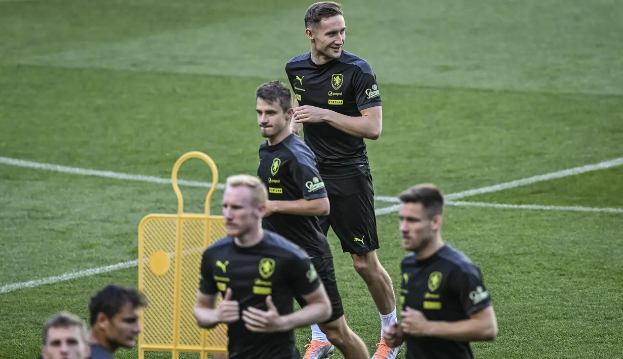 Para pemain timnas Republik Ceko menghadiri sesi latihan menjelang kontra Portugal di stadion Alvalade di Lisbon, Rabu (8/6/2022). Duel antara Portugal vs Ceko pada matchday 3 Grup 2 UEFA Nations League A 2022/23, akan digelar di Estadio Jose Alvalade, Jumat 10 Juni 2022 dini hari WIB. (PATRICIA DE MELO MOREIRA / AFP)