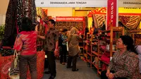 Dewan Kerajinan Nasional (Dekranas) menggelar pameran produk-produk kerajinan dari berbagai daerah nusantara di gedung SMESCO, Jakarta, Jumat (5/6/2015). Pameran ini diikuti 116 peserta dari 33 provinsi di Tanah Air. (Liputan6.com/Yoppy Renato)
