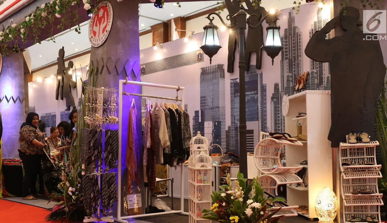 Pengunjung melihat-lihat kerajinan yang dipamerkan pada stand-stand KriyaNusa 2018 di Jakarta Convention Center, Jakarta, Sabtu (29/9). Pameran yang digagas Dewan Kerajinan Nasional berlangsung hingga 30 September. (Liputan6.com/Helmi Fithriansyah)