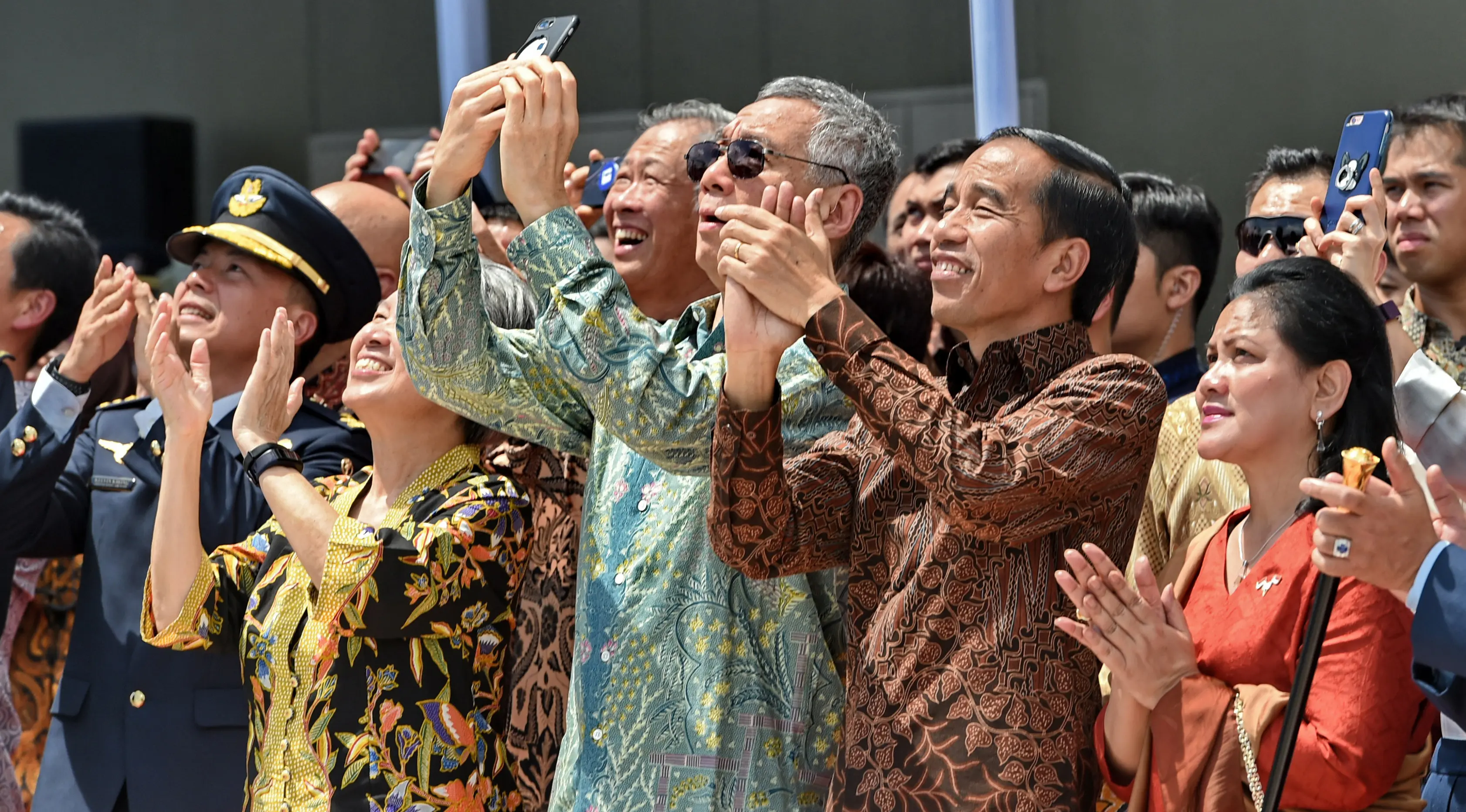  Presiden RI Joko Widodo didampingi Ibu Negara Iriana dan PM Singapura Lee Hsien Loong dan istrinya Ho Ching menyaksikan manuver F16 Angkatan Udara Singapura dan F16 TNI-AU di Marina Bay Cruise Center di Singapura, Kamis (7/9). (AFP Photo/Roslan Rahman)