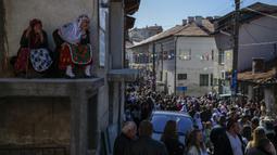 Wanita muslim Bulgaria menonton upacara sunat massal untuk anak laki-laki di Desa Ribnovo, 11 April 2021. Penduduk Desa Ribnovo adalah muslim berbahasa Bulgaria, kadang-kadang disebut sebagai "Pomaks" atau "orang yang menderita". (Nikolay DOYCHINOV/AFP)