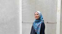 Padu padan kemeja hitam dengan celana kulot jeans dan hijab segi empat bermotif seperti penampilan Tya Ariestya juga tak kalah kece. Lihat saja OOTD Tya Ariestya berikut ini. (Instagram/tya_ariestya).
