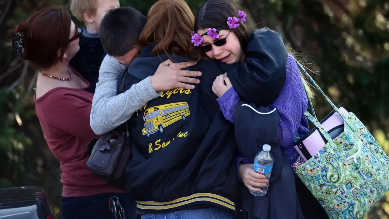 Orang tua dan siswa berpelukan di dekat Franklin Regional High School setelah lebih dari selusin siswa ditikam oleh tersangka yang memegang pisau di sekolah di Murrysville, Pa., 9 April 2014. (AP)