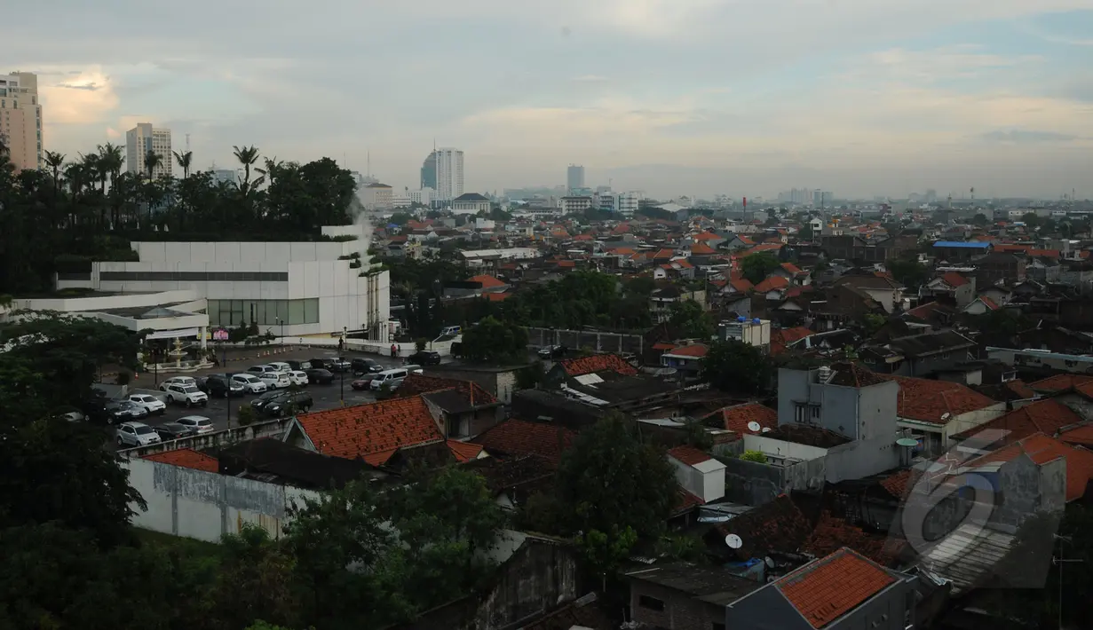 Kepadatan Kota Surabaya terlihat dari ketinggian, Jumat (17/4/2015). Menurut, Kadispenduk Capil Kota Surabaya, Suharto Wardoyo (suarasurabaya.net) jumlah penduduk Surabaya pada 2014 mencapai 3 juta 170 ribu jiwa lebih. (Liputan6.com/Helmi Fithriansyah)