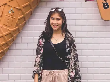 Pada akun Instagramnya, Olivia sering mengunggah kegiatan sehari-harinya sebelum masuk MasterChef Indonesia. Ia sering kali tampil dengan gaya kasual memakai pakaian berwarna hitam dan outer tipis berwarna senada. (Liputan6.com/IG/@olivia.mci8)