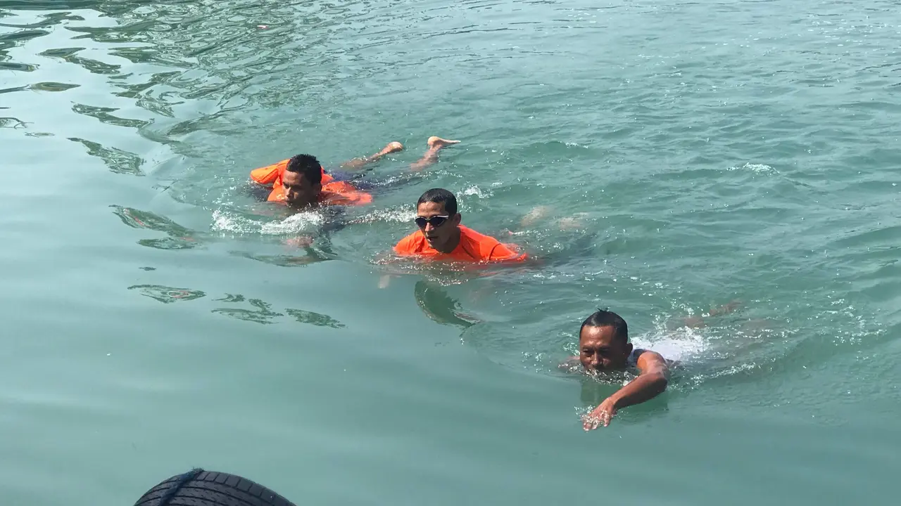 Wagub DKI sandiaga Uno, berenang menuju Pulau Sebira (Liputan6.com/Yunizafira)