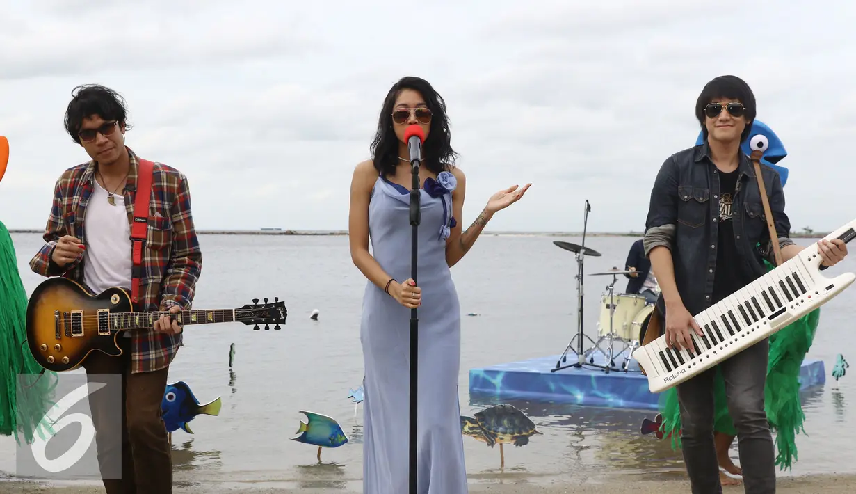 Penampilan Band Vierratale saat peluncuran sinetron Mermaid in Love 2 Dunia di Pantai Lagon Ancol, Jakarta, Senin (5/12). (Liputan6.com/Herman Zakharia)