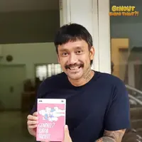 Tora Sudiro berpose bersama novel Gendut Siapa Takut?! [instagram/filmgendutsiapatakut]