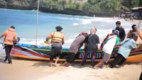 Dramatis, Tim SAR Selamatkan Tiga Wisatawan Terseret Ombak di Pantai Selatan Gunungkidul