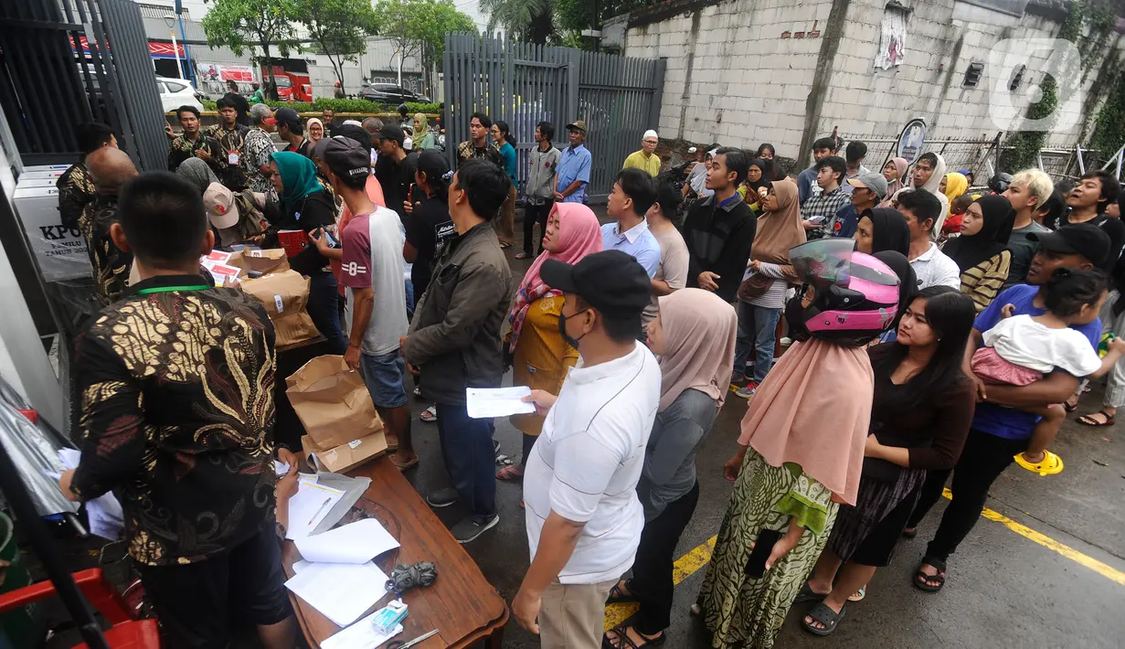 Warga antre untuk melakukan pencoblosan kertas suara pada ruang Pos Satpam di TPS 86 yang terpaksa dipindahkan di Duri Kepa, Jakarta Barat, Rabu (14/2/2024). (merdeka.com/Arie Basuki)