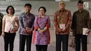 Presiden Indonesia ke-5 Megawati Soekarnoputri (tengah) berfoto bersama dengan Wakil Presiden ke-6 Tri Sutrisno (kedua kanan) saat peluncuran buku tentang Soekarno di Jakarta, Kamis (30/11). (Liputan6.com/Angga Yuniar)