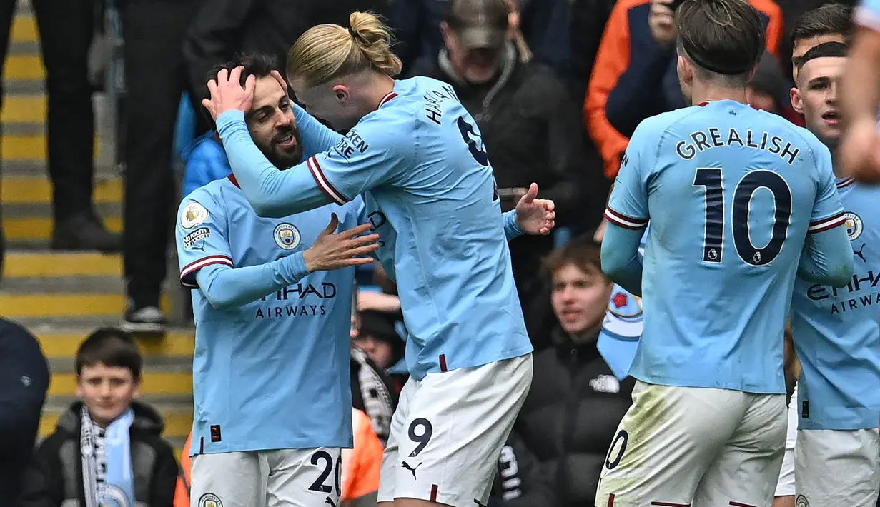 Gelandang Manchester City, Bernardo Silva (kiri) merayakan gol yang dicetaknya ke gawang Newcastle United bersama Erling Haaland pada laga lanjutan Liga Inggris 2022/2023 di Etihad Stadium, Manchester, Sabtu (4/3/2023) malam WIB. (AFP/Paul Ellis)