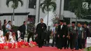 Presiden Joko Widodo (Jokowi) tiba menghadiri acara buka puasa bersama dengan Panglima TNI Jenderal Gatot Nurmantyo dan para prajurit TNI di Mabes TNI, Cilangkap, Jakarta Timur, Senin (19/6). (Liputan6.com/Angga Yuniar)