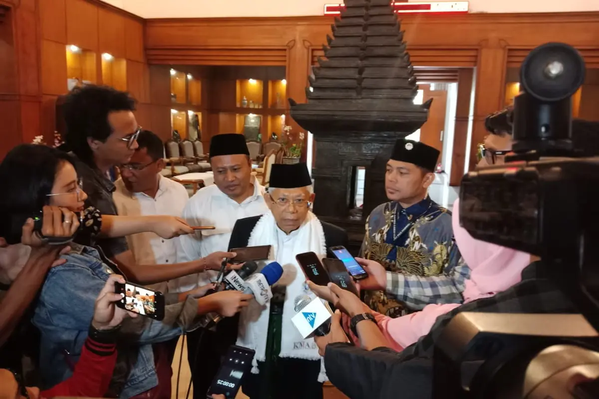 Ma'ruf Amin di ruang VVIP Bandara Juanda, Sidoarjo
