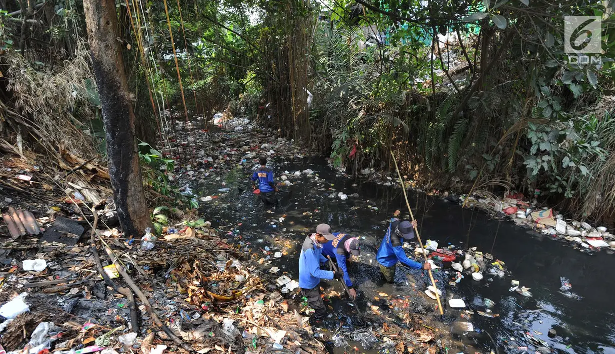 Petugas Satgas Sumber Daya Air Dinas PUPR Kota Depok membersihkan Kali Pelayangan di Kampung Utan Jaya, depok, Jawa Barat, senin (12/8/2019). Kurangnya kesadaran masyarakat terhadap kebersihan sungai menyebabkan Kali pelayangan dipenuhi sampah rumah tangga. (merdeka.com/Arie Basuki)