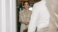 6 Potret Detail Kebaya Maia Estianty di Akad Nikah Al Ghazali, Anggun Memukau