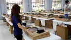 Petugas komisi pemilihan menjelaskan bagaimana menggunakan komputer selama pemungutan suara digital di sebuah TPS di Panama City, Panama (3/5/2019). Pemungutan suara di pemilu Panama telah menggunakan teknologi digital berbasis komputer. (Reuters/Carlos Jasso)
