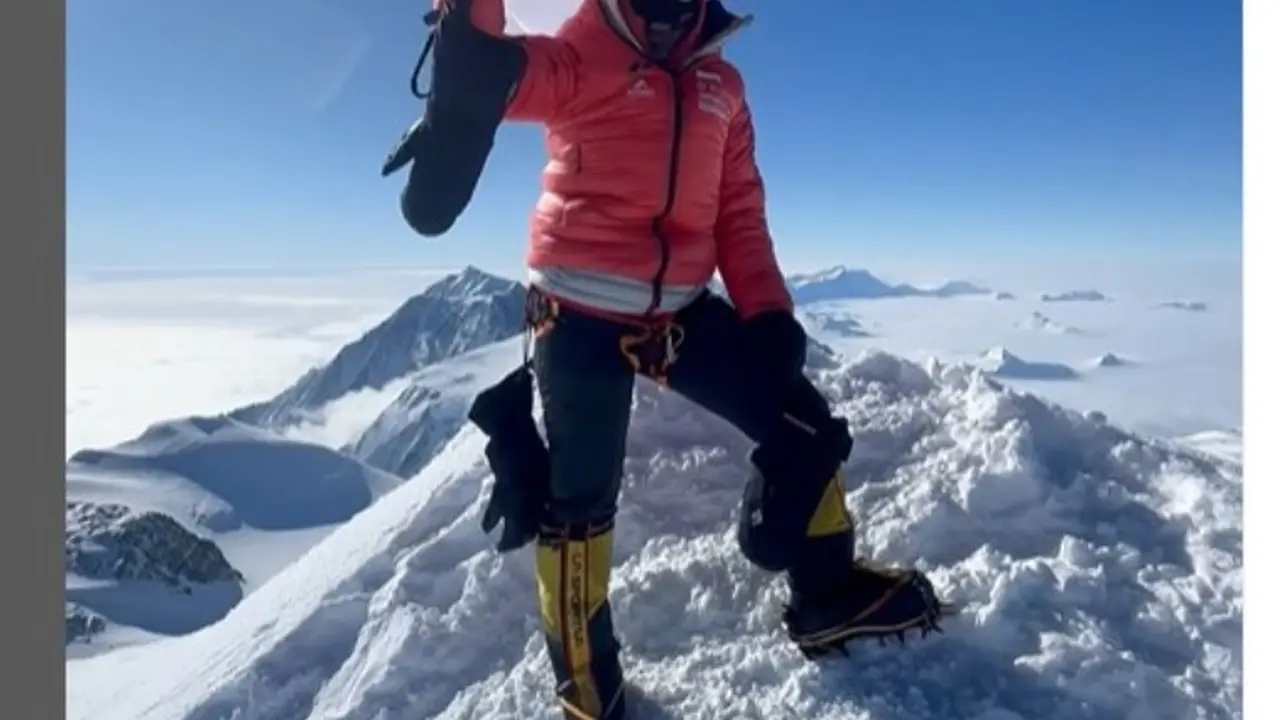 Usai Taklukkan Kutub Selatan, Putri Handayani Kibarkan Merah Putih di Puncak Tertinggi Antartika. foto: Instagram @jelajahputri, @putri.handayani22