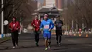 Pelari asing ambil bagian dalam Pyongyang Marathon atau yang disebut juga Mangyongdae Prize International Marathon di Pyongyang, Korea Utara, Minggu (7/4). Lomba dimulai dari Stadion Kim Il-sung dengan melewati sejumlah landmark di Pyongyang seperti Alun-Alun Kim Il-sung. (KIM Won Jin / AFP)