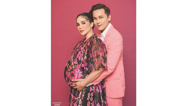 6 Gaya Maternity Shoot Ussy Sulistiawaty Bertema Fashionable, Tampil Modis
