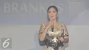 Penyanyi Vina Panduwinata tampil dalam acara grand launching produk jasa depositori logam mulia Berencana Aman Kelola Emas (Brankas) di Jakarta, Senin (11/4). (Liputan6.com/Immanuel Antonius)