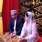 Putri Presiden Joko Widodo, Kahiyang Ayu resmi menyandang marga Siregar. Untuk menyempurnakan pernikahannya dengan Bobby Nasution, Kahiyang resmi menjadi Kahiyang Ayu Siregar. (Deki Prayoga/Bintang.com)