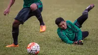 Kiper Barito Putera, Muhammad Riyandi, mengikuti latihan seleksi Timnas Indonesia U-19 di Lapangan Sawangan, Bogor, Jawa Barat, Senin (1/8/2016). (Bola.com/Vitalis Yogi Trisna)