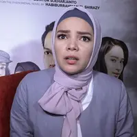 Dewi Sandra menceritakan saat wajahnya terlihat menderita setelah di make up protestik.